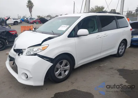 2012 Toyota Sienna Le V6 8 Passenger z USA, uszkodzony, nr VIN 5TDKK3DC2CS218290